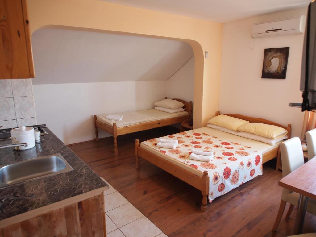 Postel nebo postele na pokoji v ubytování Apartments and rooms with parking space Orebic, Peljesac - 10192