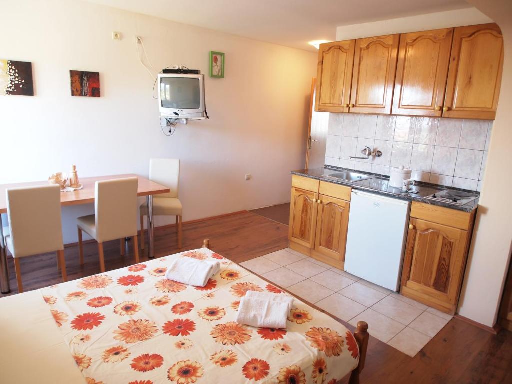 Kuchyň nebo kuchyňský kout v ubytování Apartments and rooms with parking space Orebic, Peljesac - 10192