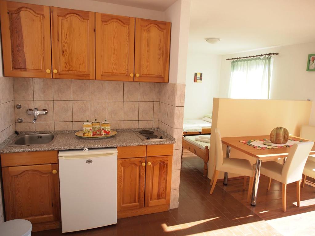 Kuchyň nebo kuchyňský kout v ubytování Apartments and rooms with parking space Orebic, Peljesac - 10192