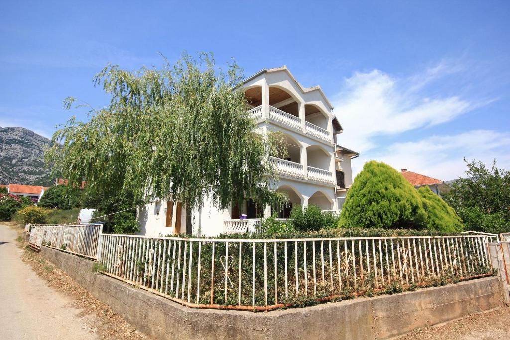 Budova, v ktorej sa apartmán nachádza