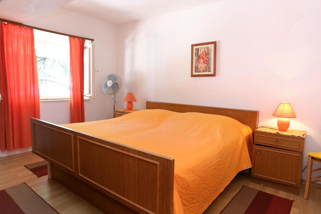 Een bed of bedden in een kamer bij Apartments by the sea Lumbarda, Korcula - 9480
