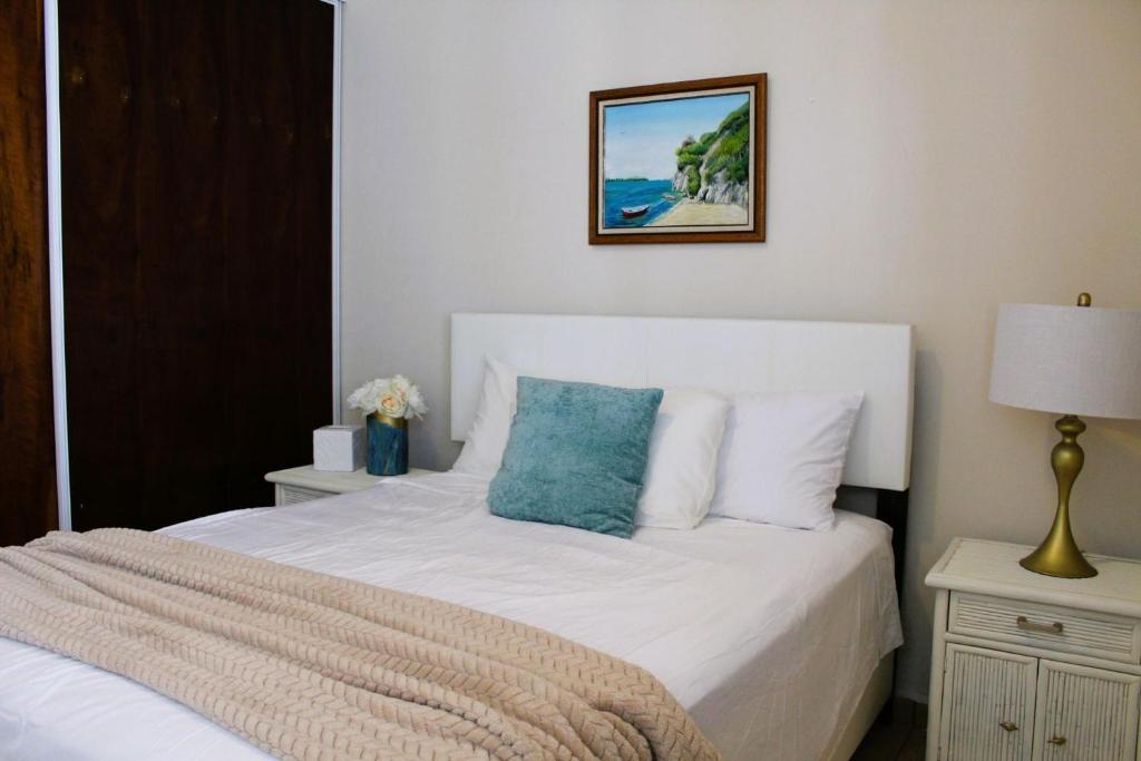 A bed or beds in a room at Beachfront 2 bdr unit at Victoria del Mar 4E