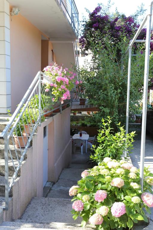 Vonkajšia záhrada v ubytovaní Apartments with a parking space Orebic, Peljesac - 10101