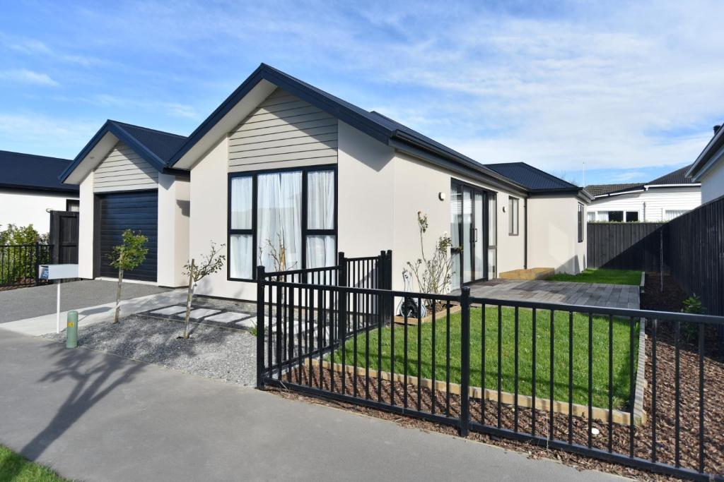 una representación de una casa con una valla negra en Thomas Townhouse - Christchurch Holiday Homes en Christchurch