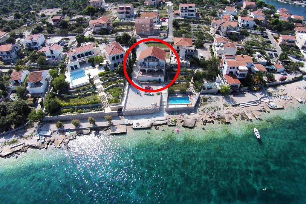 een luchtzicht op een huis op een strand bij Apartment Razanj 10318a in Rogoznica