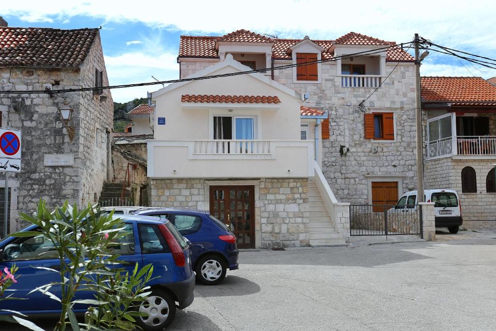 dos autos estacionados frente a una casa en Apartments by the sea Marina, Trogir - 10327, en Marina