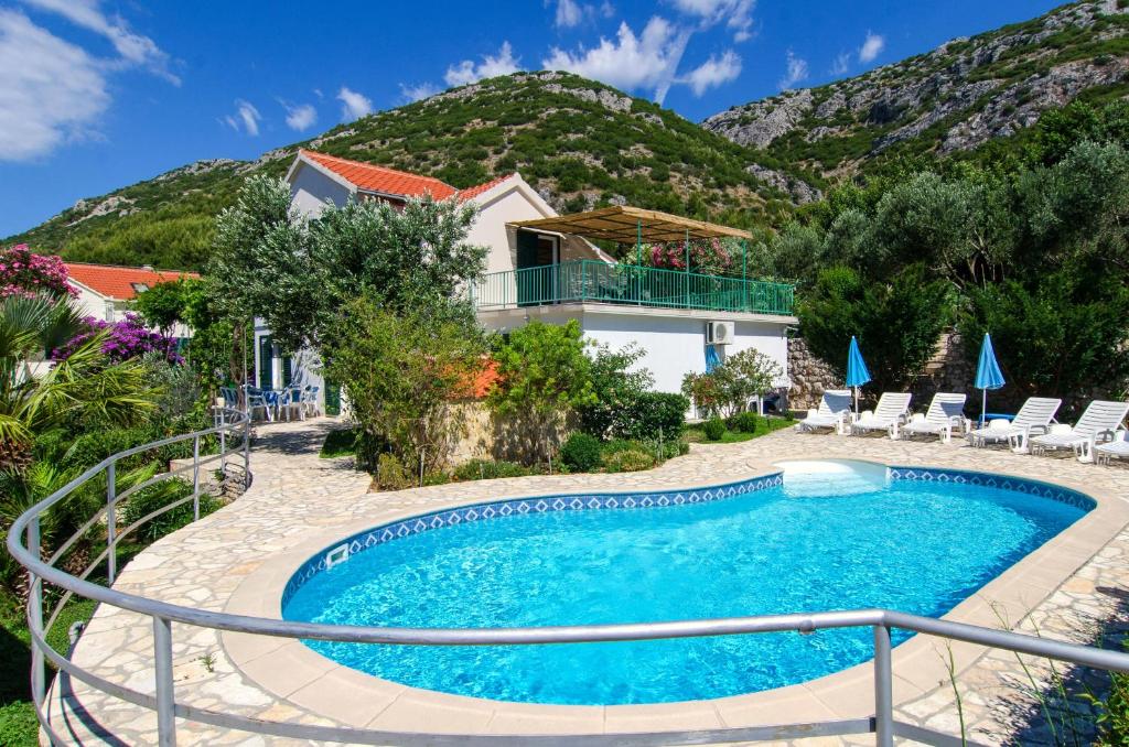 En udsigt til poolen hos Seaside family friendly house with a swimming pool Viganj, Peljesac - 10253 eller i nærheden
