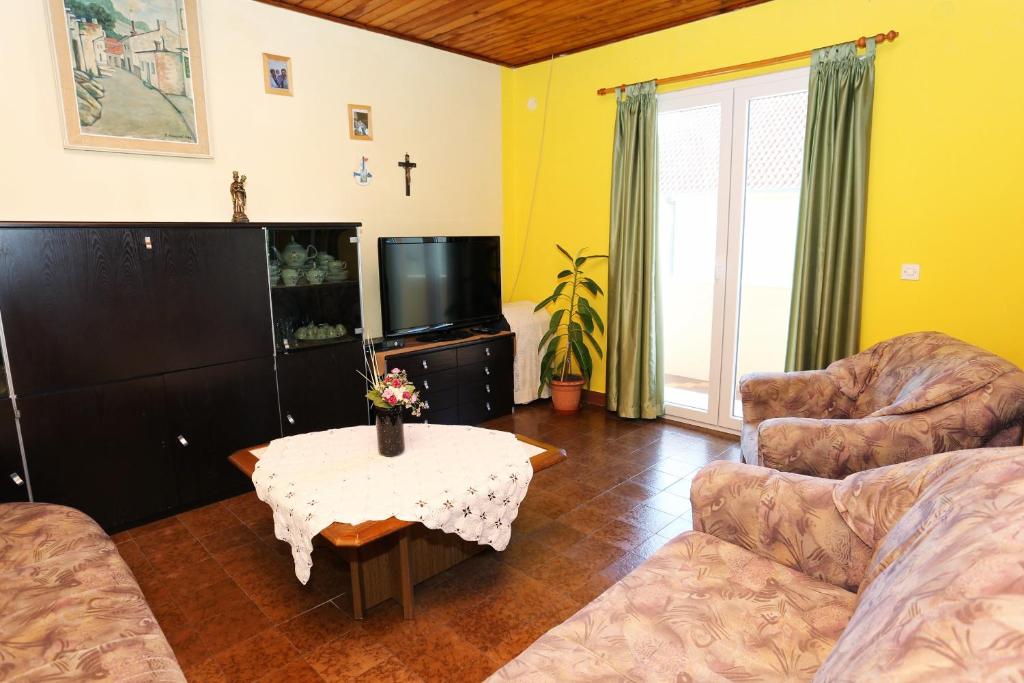 TV a/nebo společenská místnost v ubytování Apartments with parking spaces Orebic, Peljesac - 10102