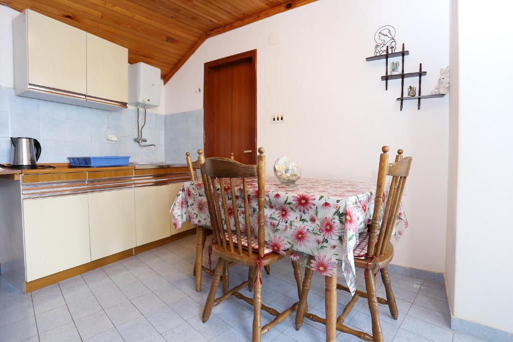 Kuchyň nebo kuchyňský kout v ubytování Apartment Viganj 10140b