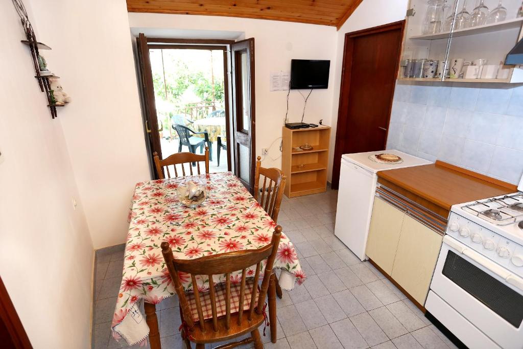 Kuchyň nebo kuchyňský kout v ubytování Apartment Viganj 10140b