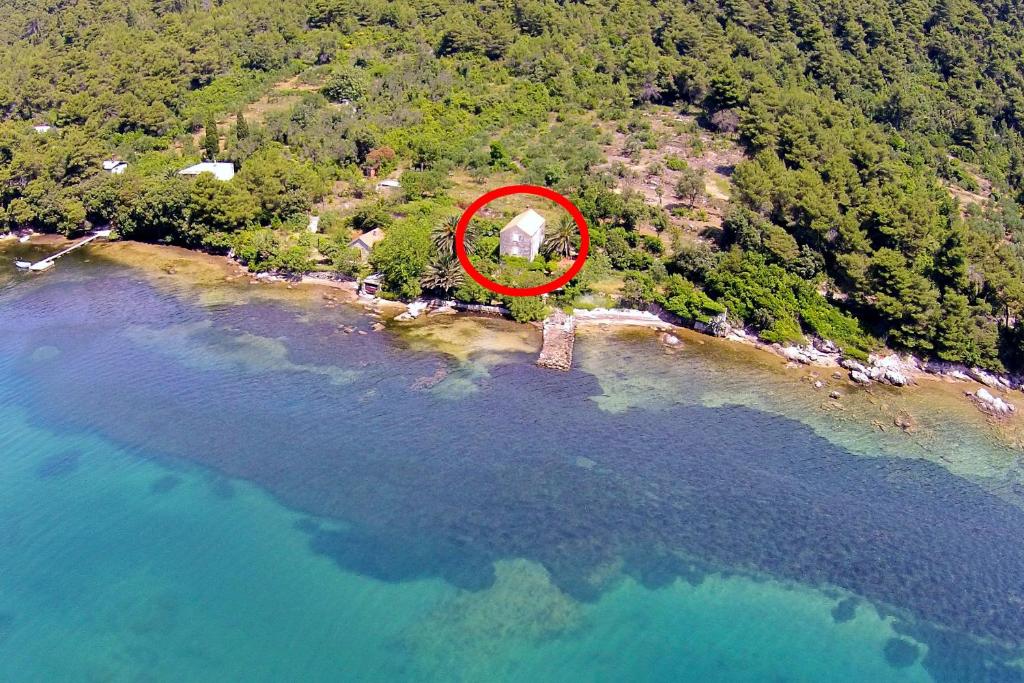 une île avec une maison au milieu de l'eau dans l'établissement Secluded fisherman's cottage Ston - Supavao, Peljesac - 9485, à Ston