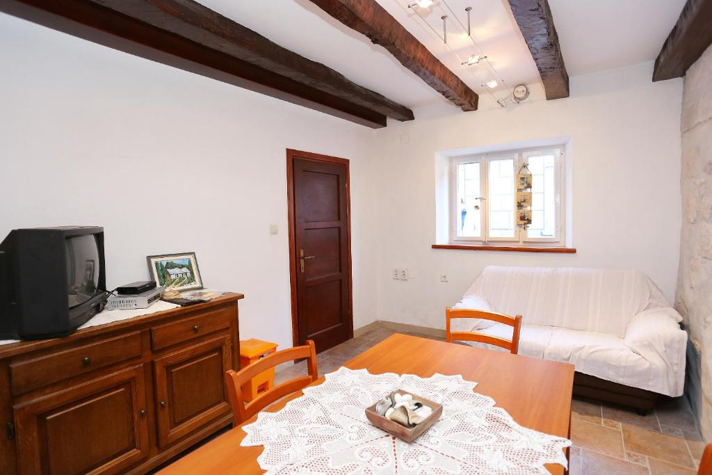 salon z kanapą i stołem w obiekcie Holiday house with a parking space Zrnovo, Korcula - 10030 w Korčuli