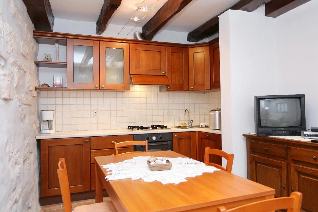 Kuchnia lub aneks kuchenny w obiekcie Holiday house with a parking space Zrnovo, Korcula - 10030