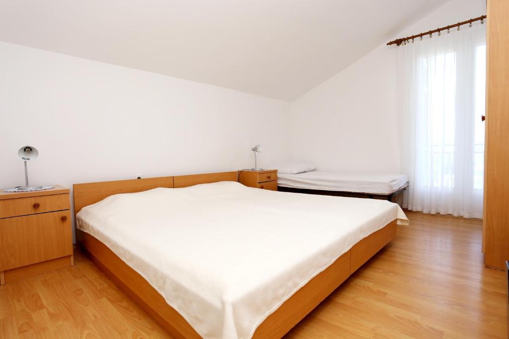 Posteľ alebo postele v izbe v ubytovaní Apartments by the sea Drace, Peljesac - 10211
