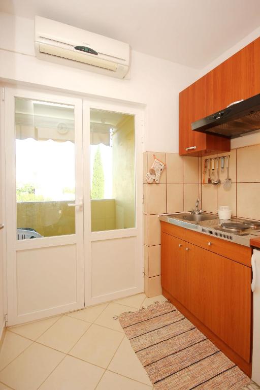 Kuchyňa alebo kuchynka v ubytovaní Apartments with a parking space Orebic, Peljesac - 10082