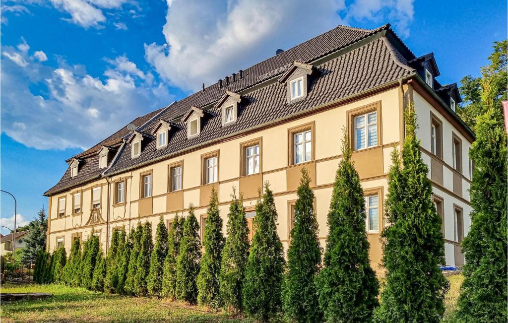 um edifício com uma fila de árvores à frente em Gorgeous Apartment In Lichtenfels Ot Kloster With Wifi 