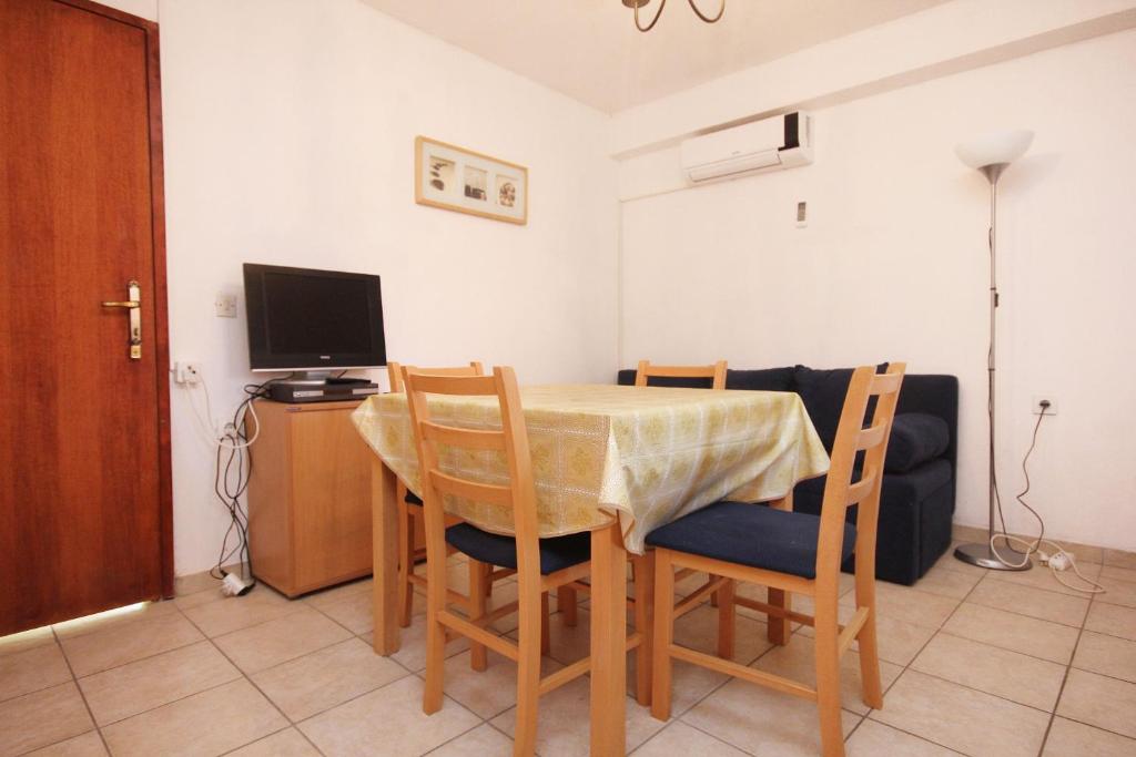 TV a/nebo společenská místnost v ubytování Apartments by the sea Orebic, Peljesac - 10094