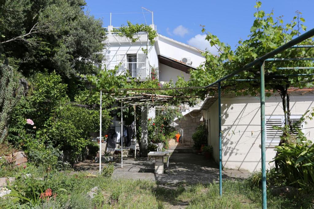 Vonkajšia záhrada v ubytovaní Apartments with a parking space Trpanj, Peljesac - 10111