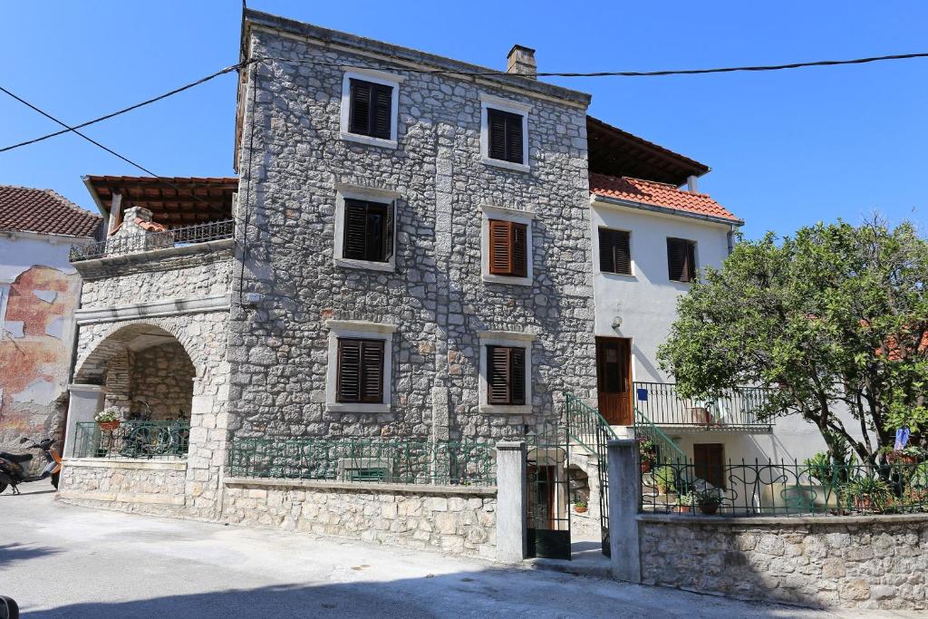 an old stone building with an arch in front of it at Apartments with WiFi Trpanj, Peljesac - 10121 in Trpanj