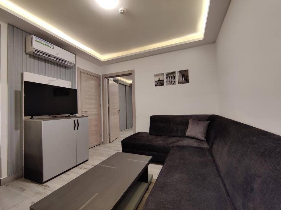 - un salon avec un canapé et une télévision dans l'établissement 45m luxury room royal view near all services, à Amman
