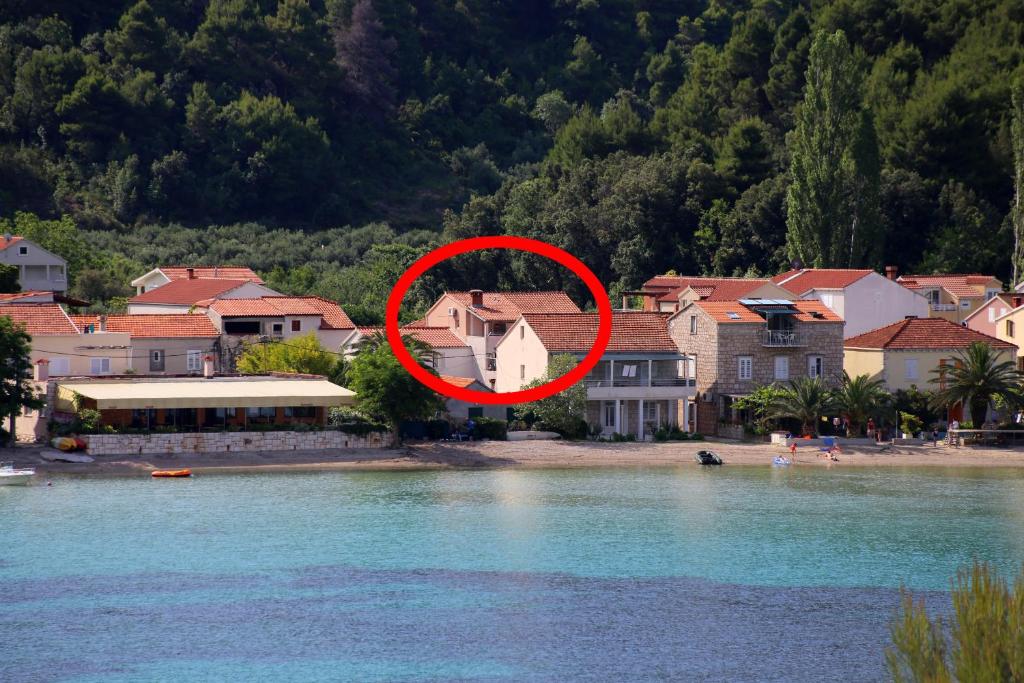 Un cercle rouge entoure une maison sur une plage dans l'établissement Apartments by the sea Zuljana, Peljesac - 10228, à Žuljana