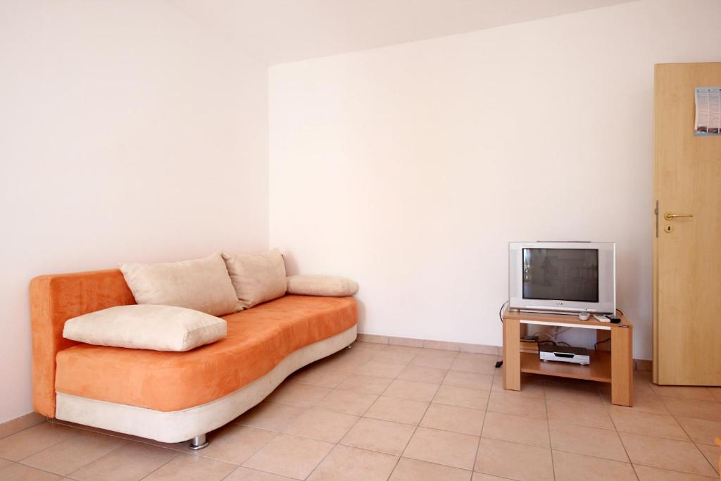 TV a/nebo společenská místnost v ubytování Apartments with a parking space Kuciste - Perna, Peljesac - 10161