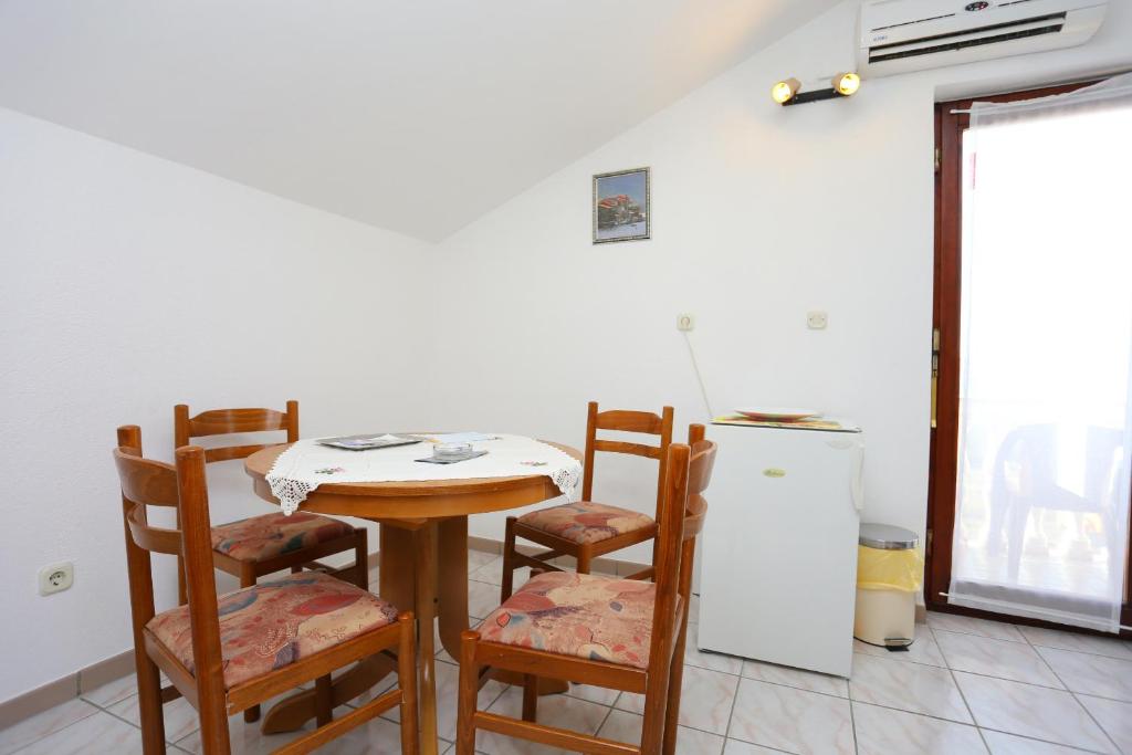 Fotografia z galérie ubytovania Apartments by the sea Podstrana, Split - 9503 v destinácii Podstrana