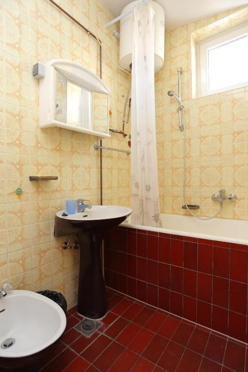Kúpeľňa v ubytovaní Apartments with parking spaces Makarska - 9506