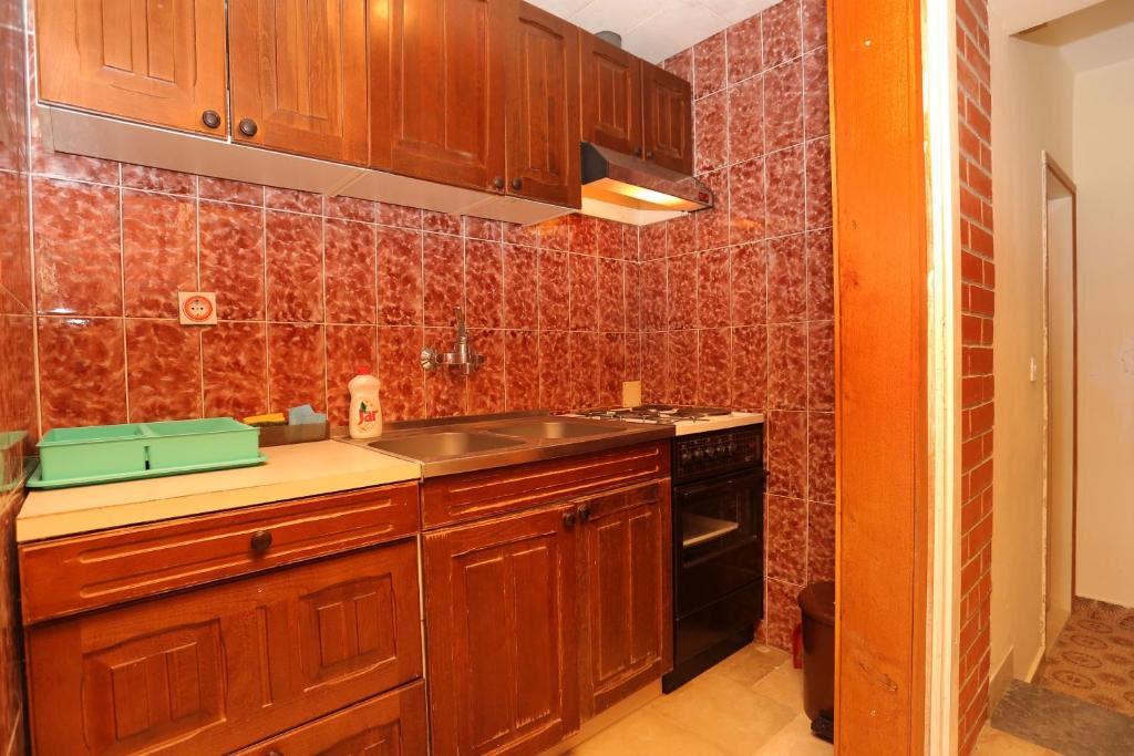 Kuchyňa alebo kuchynka v ubytovaní Apartments with parking spaces Makarska - 9506