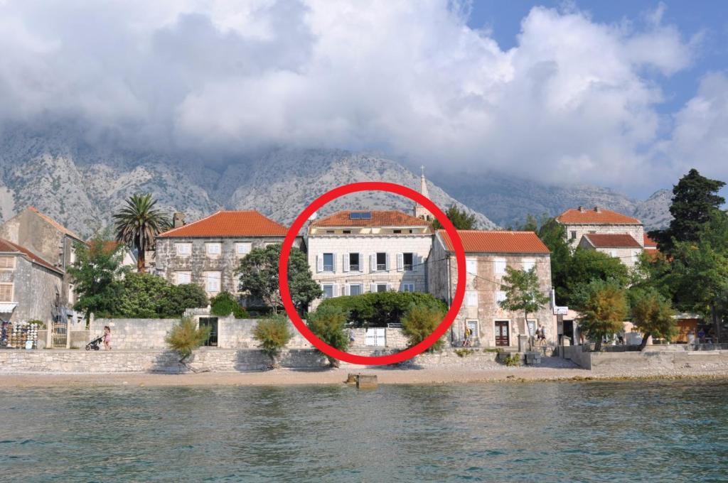 un cercle rouge autour d'une maison au bord de l'eau dans l'établissement Apartment Orebic 10153f, à Orebić