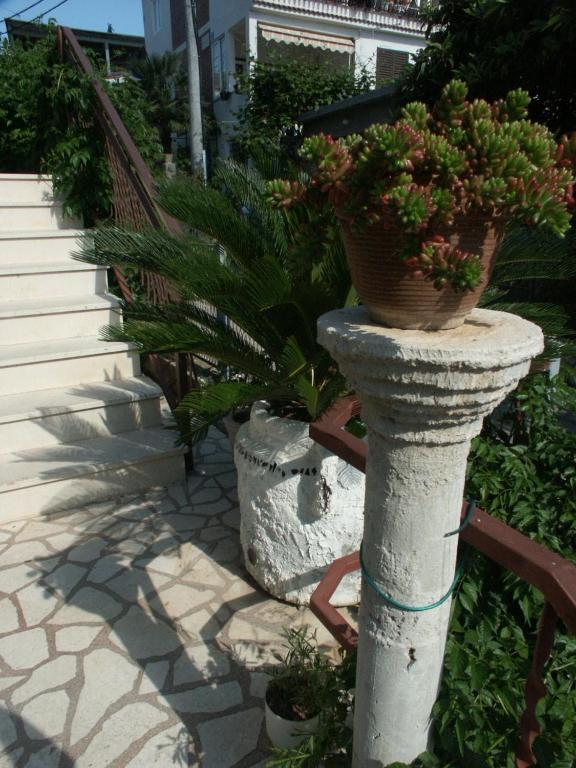 Vonkajšia záhrada v ubytovaní Apartments by the sea Trogir - 9667