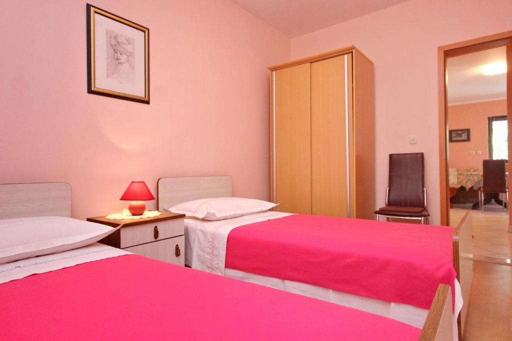 Postel nebo postele na pokoji v ubytování Apartments by the sea Loviste, Peljesac - 10182