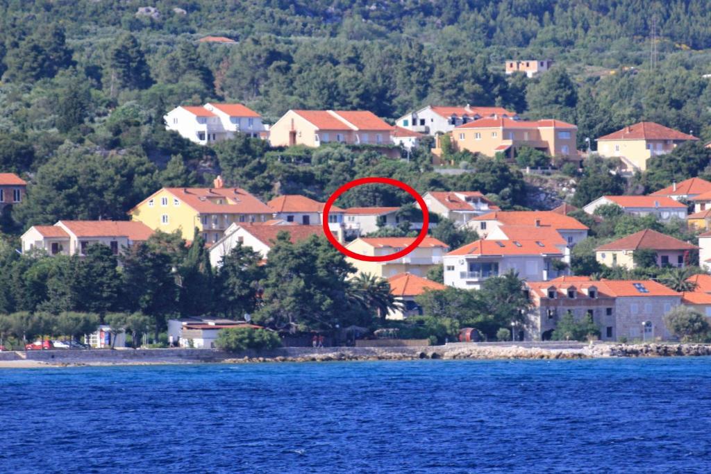 Ein roter Kreis liegt auf einer Stadt am Wasser. in der Unterkunft Apartments with a parking space Orebic, Peljesac - 10096 in Orebić
