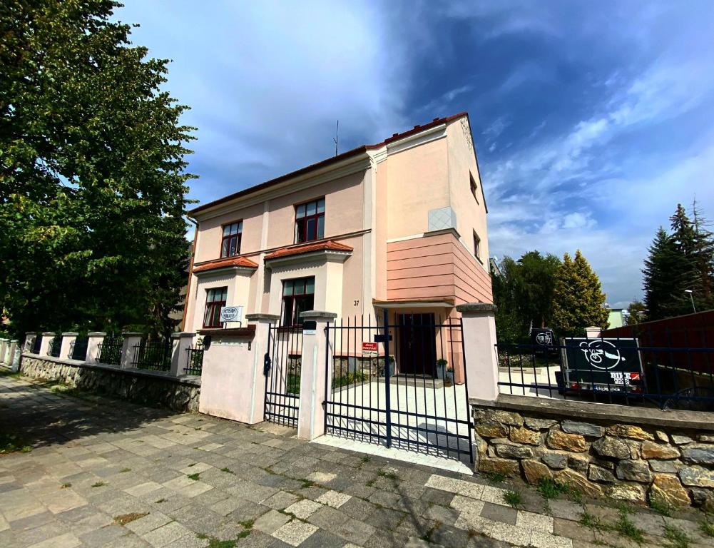 ein Haus mit einem Zaun davor in der Unterkunft Pension Moravia in Olomouc