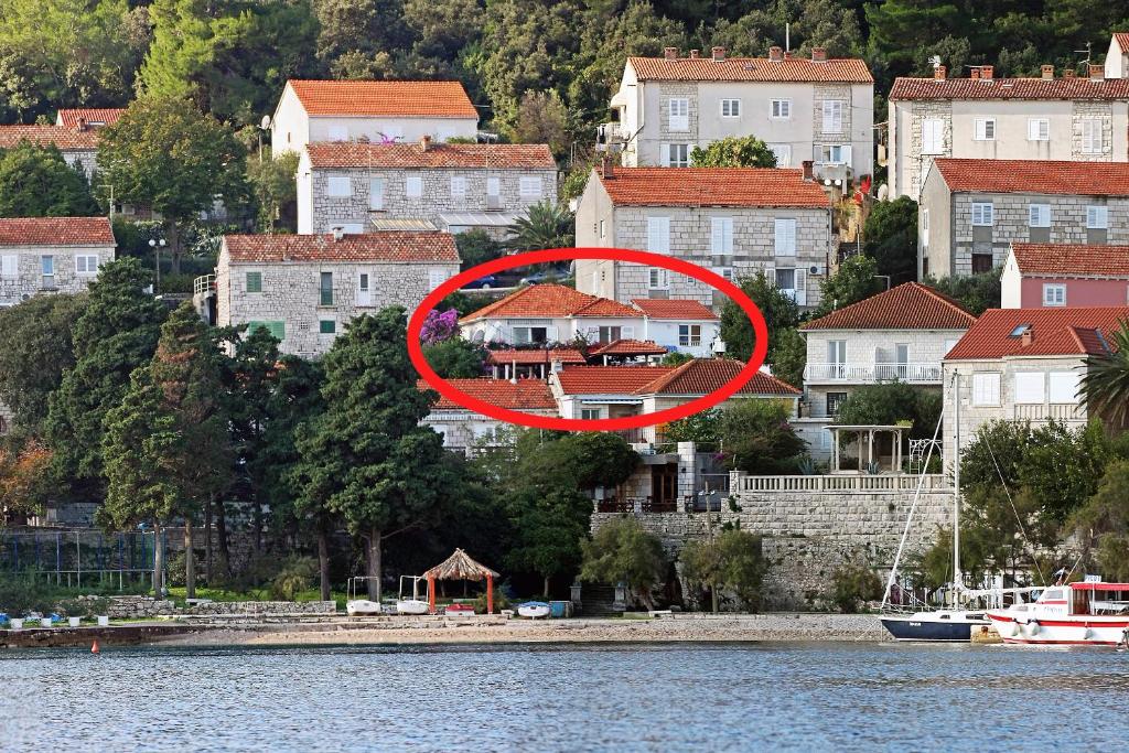 Ein Haus in einem roten Kreis auf einer Stadt in der Unterkunft Apartments by the sea Korcula - 9321 in Korčula