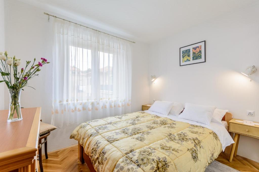 Posteľ alebo postele v izbe v ubytovaní Apartments with WiFi Split - 11660