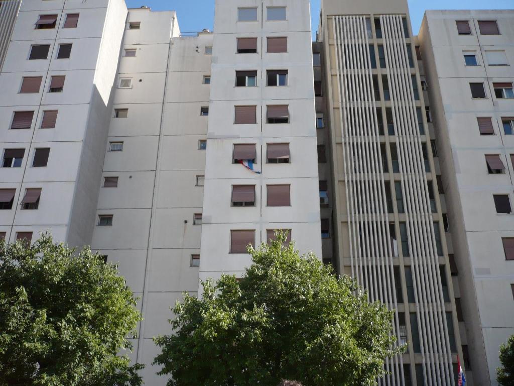 un edificio de apartamentos con una bandera en la ventana en Apartments with WiFi Split - 11680 en Split