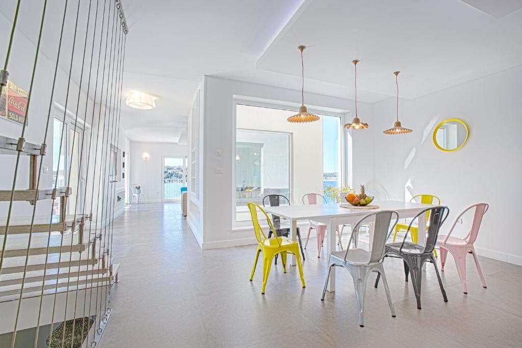 Fotografie z fotogalerie ubytování Seaside luxury villa with a swimming pool Zatoglav, Rogoznica - 11685 v Rogoznici