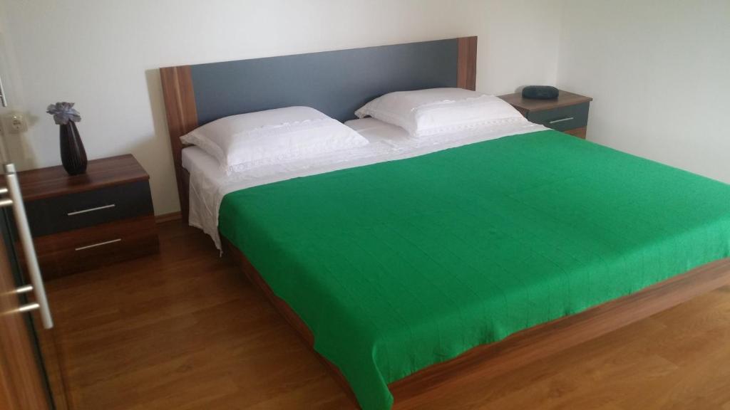 Postel nebo postele na pokoji v ubytování Apartments with parking spaces Sapina Doca, Rogoznica - 11739