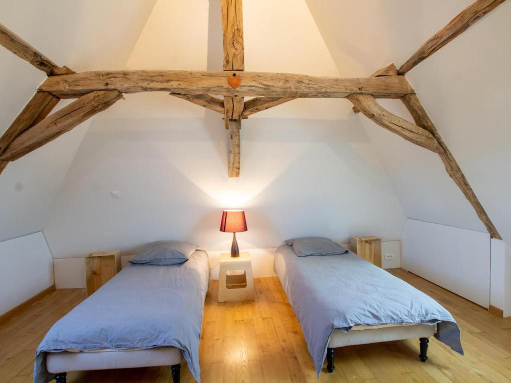 Cama o camas de una habitaci&oacute;n en G&icirc;te Saint-Pierre-de-Chignac, 6 pi&egrave;ces, 11 personnes - FR-1-616-221