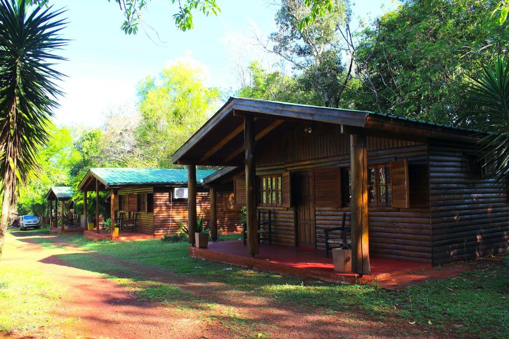 a small wooden cabin in the middle of a forest at CABAÑAS SOLTAME CARNAVAL in Puerto Iguazú