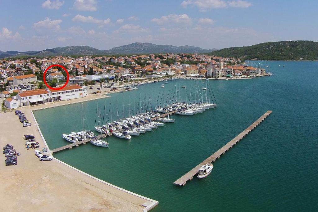 um grupo de barcos ancorados num porto em Apartments by the sea Pirovac, Sibenik - 11824 em Pirovac