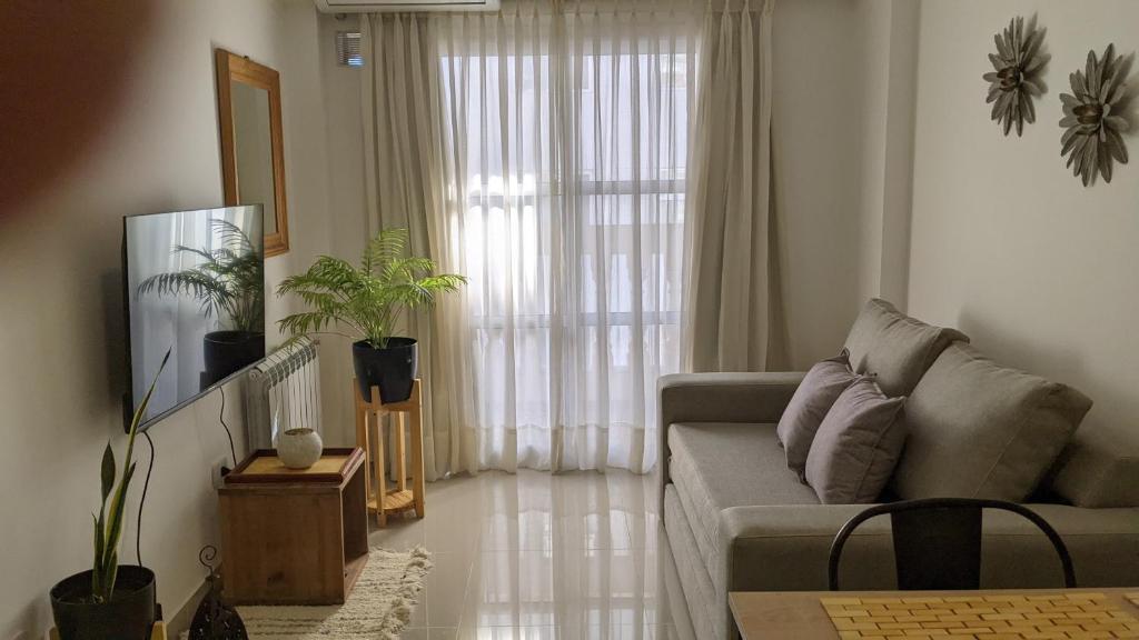 un soggiorno con divano e una grande finestra di Soleado Pueyrredón a Salta