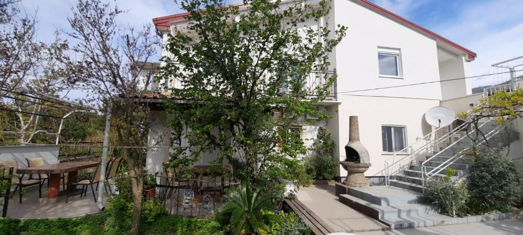 Vonkajšia záhrada v ubytovaní Apartments with parking spaces Starigrad, Paklenica - 11848