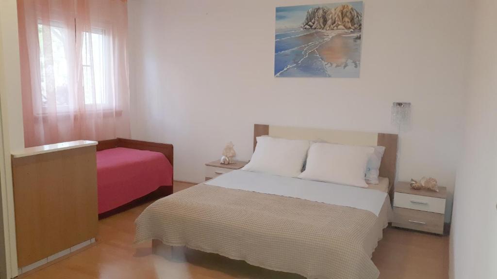 Posteľ alebo postele v izbe v ubytovaní Apartments with parking spaces Starigrad, Paklenica - 11848