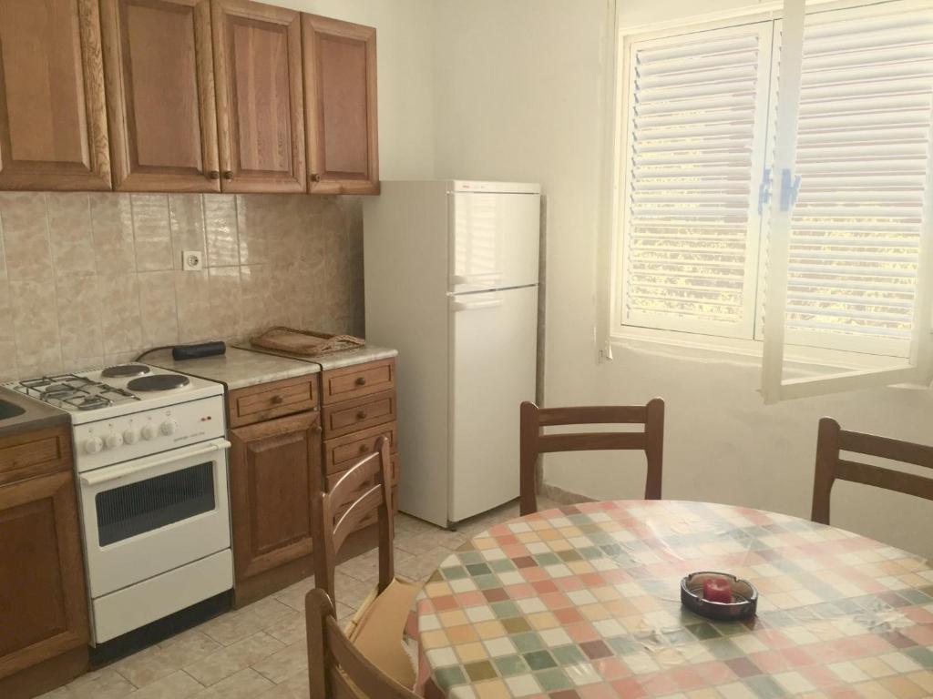 Kuchyňa alebo kuchynka v ubytovaní Apartments by the sea Podgora, Makarska - 11888