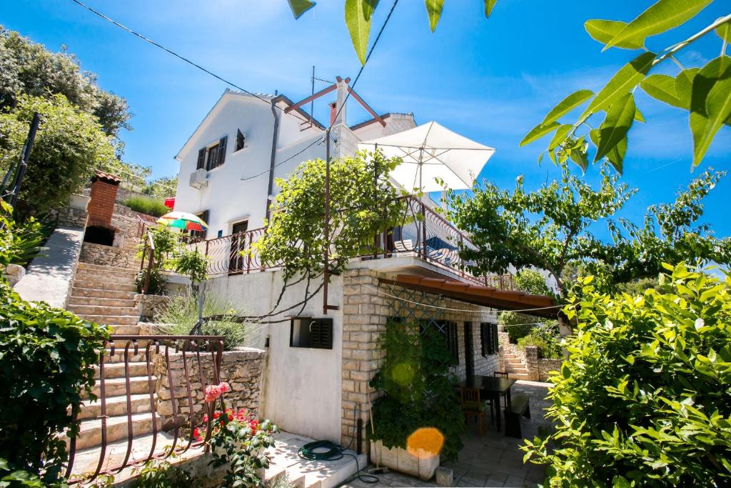 Το κτήριο όπου στεγάζεται  το διαμέρισμα