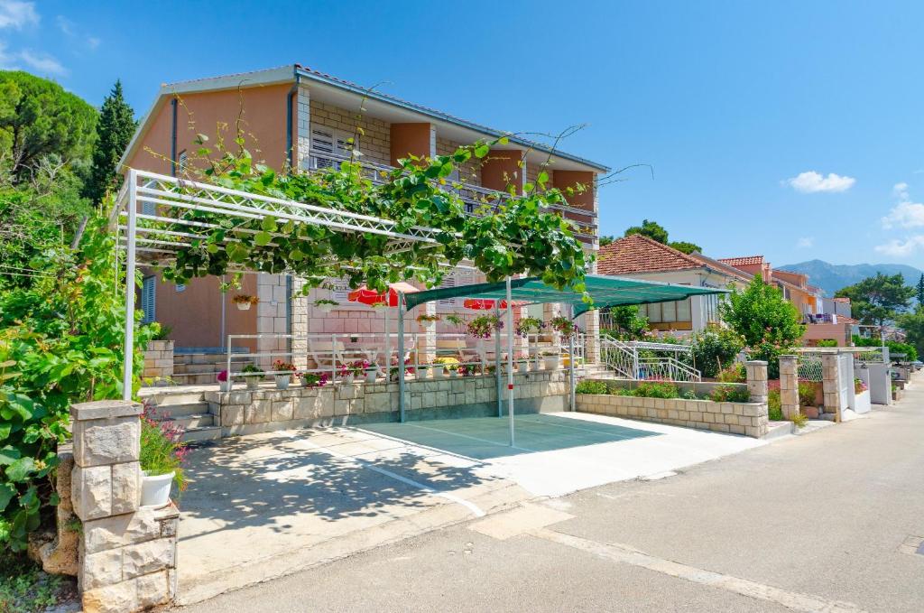une maison avec une piscine en face de celle-ci dans l'établissement Apartments with a parking space Orebic, Peljesac - 12041, à Orebić