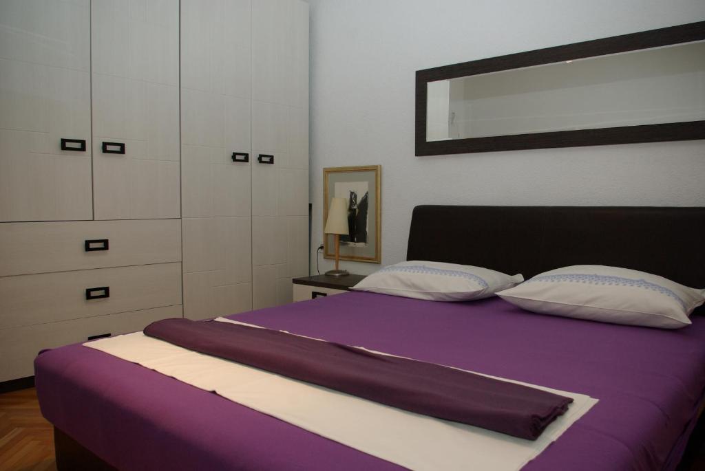 Postel nebo postele na pokoji v ubytování Apartments with a parking space Makarska - 12063