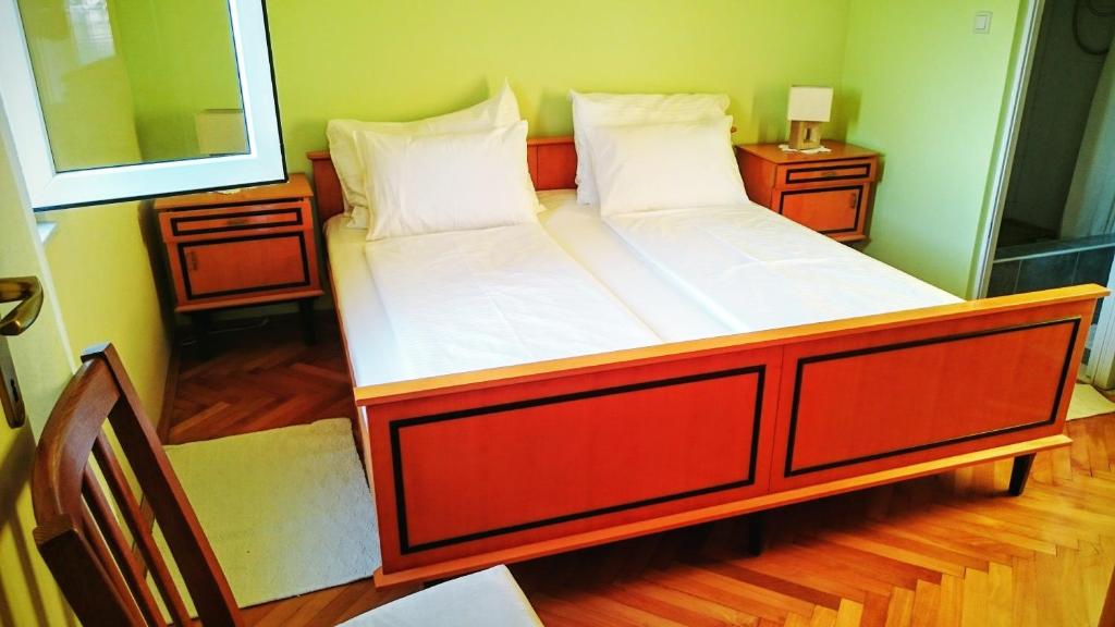 Posteľ alebo postele v izbe v ubytovaní Seaside holiday house Vinisce, Trogir - 12066